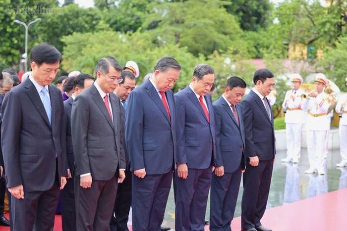Đoàn đại biểu Ban Chấp hành Trung ương Đảng tưởng niệm các Anh hùng liệt sĩ - Ảnh: chinhphu.vn/Nhật Bắc