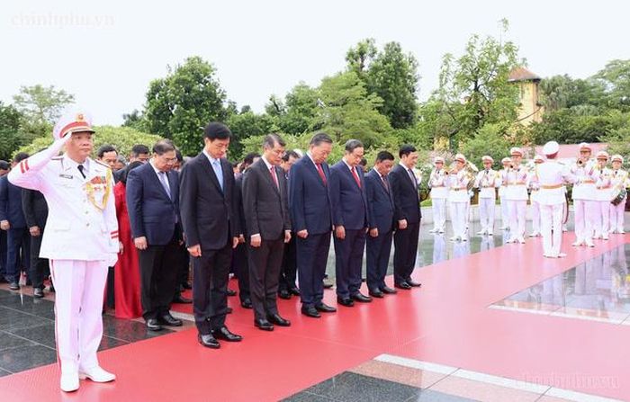 Đoàn đại biểu Ban Chấp hành Trung ương Đảng tưởng niệm các Anh hùng liệt sĩ - Ảnh: chinhphu.vn/Nhật Bắc