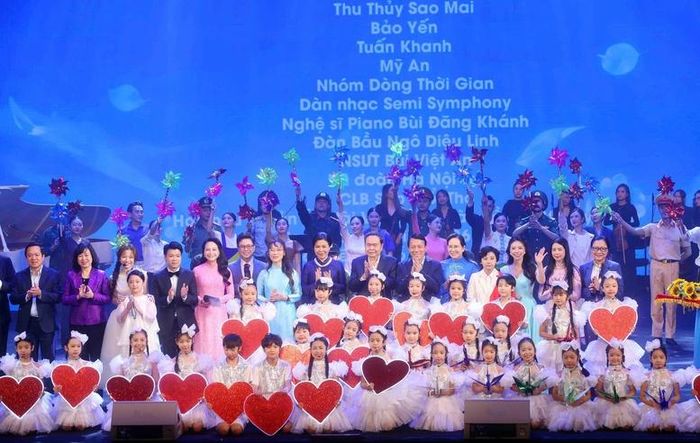 Chủ tịch Quốc hội cùng các đại biểu và các nghệ sĩ tại Chương trình - Ảnh: TTXVN