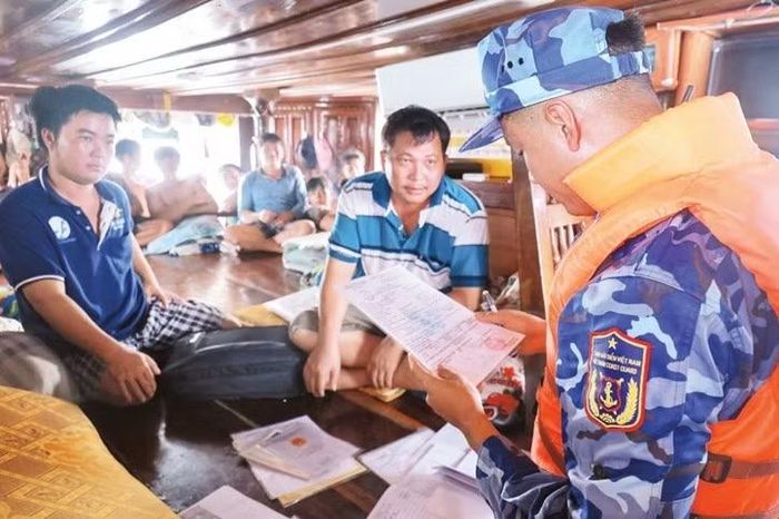 Tuyên truyền đến người dân thực hiện nghiêm quy định không khai thác hải sản bất hợp pháp, không báo cáo và không theo quy định. (Ảnh: ĐỨC TĨNH)