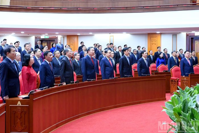 Các đồng chí lãnh đạo Đảng, Nhà nước và các đại biểu thực hiện nghi lễ chào cờ tại Phiên khai mạc Hội nghị lần thứ tư Ban Chấp hành Trung ương Đảng Cộng sản Việt Nam khóa XIV.