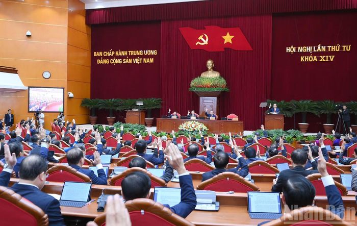 Các đồng chí lãnh đạo Đảng, Nhà nước và các đại biểu biểu quyết thông qua chương trình hội nghị.