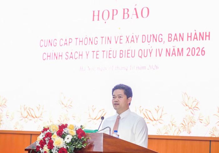 Thứ trưởng thường trực Y tế Vũ Mạnh Hà cung cấp thông tin cho báo chí.