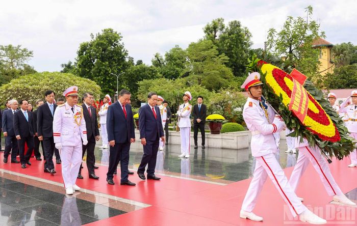Tổng Bí thư, Chủ tịch nước Tô Lâm dẫn đầu đoàn đại biểu Ban Chấp hành Trung ương Đảng đến đặt vòng hoa tại Đài tưởng niệm các Anh hùng liệt sĩ trên đường Bắc Sơn, Hà Nội.