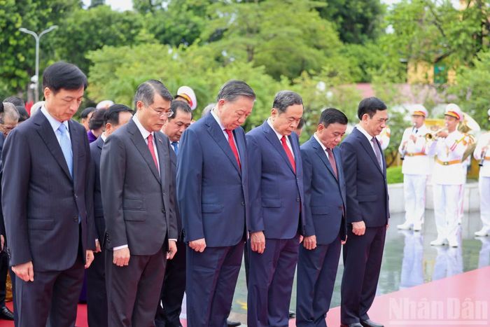 Đoàn đại biểu Ban Chấp hành Trung ương Đảng tưởng niệm các Anh hùng liệt sĩ.