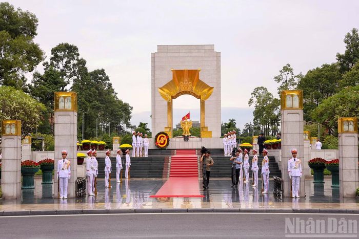  Đài tưởng niệm các Anh hùng liệt sĩ﻿ trên đường Bắc Sơn, Hà Nội. 