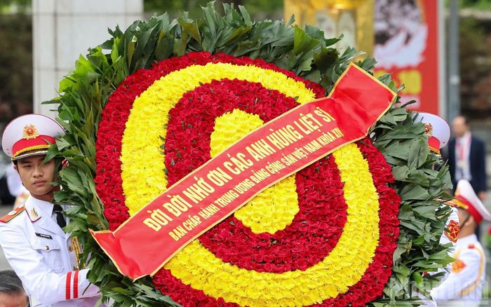 Vòng hoa của Đoàn mang dòng chữ "Đời đời nhớ ơn các Anh hùng liệt sĩ".
