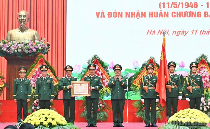 Thừa ủy quyền của Chủ tịch nước, Đại tướng Nguyễn Trọng Nghĩa trao Huân chương Bảo vệ Tổ quốc hạng Nhất tặng Cục Tuyên huấn vào ngày 11/5/2026. (Ảnh: THẾ ĐẠI)