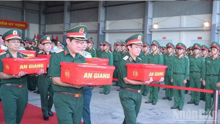 Thủ trưởng Bộ Tư lệnh Quân khu 9 đưa mẫu sinh phẩm hài cốt liệt sĩ lên máy bay. (Ảnh: HỮU TÀI)