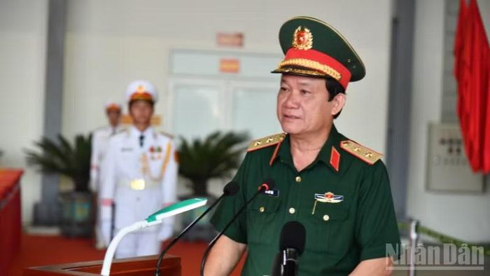 Trung tướng Hồ Văn Thái, Chính ủy Quân khu 9 phát biểu tại buổi vận chuyển, bàn giao. (Ảnh: HỮU TÀI)