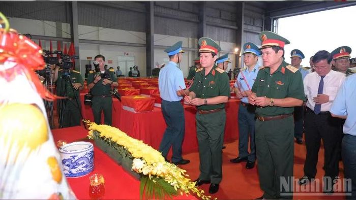 Thủ trưởng Bộ Tư lệnh Quân khu 9 dâng hương tưởng niệm các Anh hùng liệt sĩ. (Ảnh: HỮU TÀI)