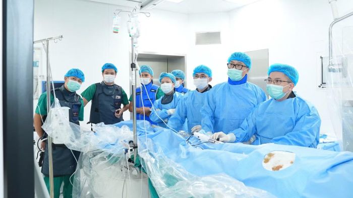 Các bác sĩ thực hiện ca khoan phá mảng xơ vữa Rotablation và siêu âm trong lòng mạch. (Ảnh: THÀNH DƯƠNG)