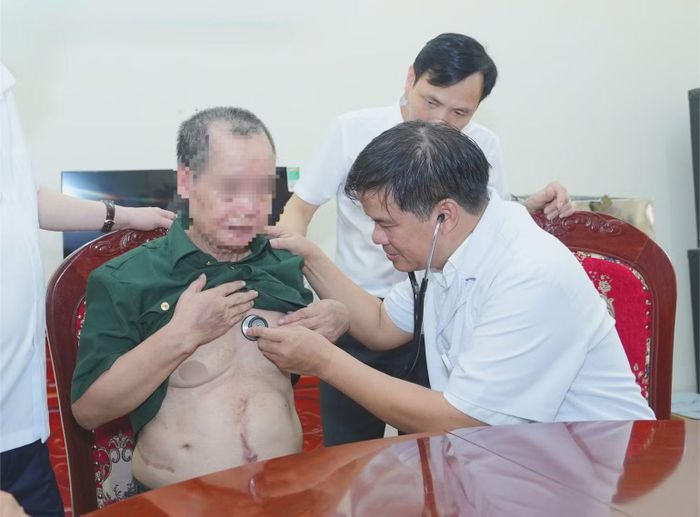 Phó Giáo sư, Tiến sĩ Đào Xuân Cơ, Giám đốc Bệnh viện Bạch Mai khám bệnh cho người dân tại cơ sở Ninh Bình. (Ảnh: THÀNH DƯƠNG)