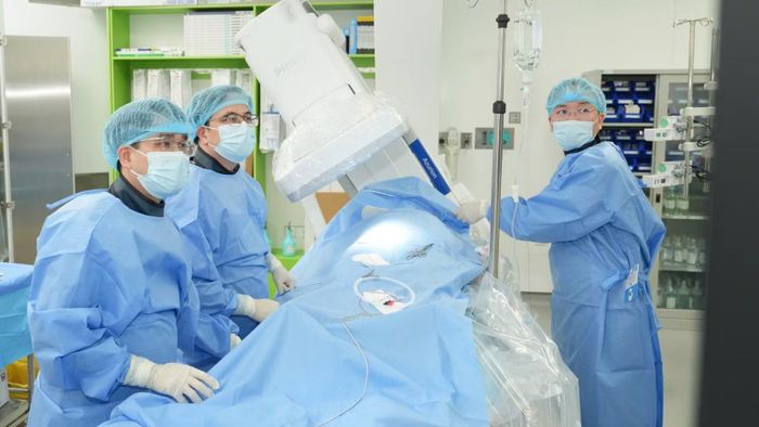 Các bác sĩ Viện Tim mạch Việt Nam thực hiện ca cấy máy tạo nhịp tim. (Ảnh: THÀNH DƯƠNG)