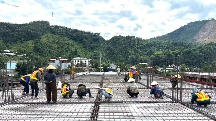 Mỗi ngày tại công trường thi công Trường phổ thông nội trú liên cấp Na Sang đều có gần 200 công nhân làm việc, bảo đảm tiến độ công trình. (Ảnh: LÊ LAN)