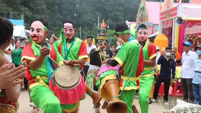 Đội múa Khmer cộng đồng xã Song Lộc biểu diễn múa trống Sa-dăm tại khuôn viên ao Bà Om, phường Nguyệt Hóa, tỉnh Vĩnh Long. (Ảnh: MINH KHỞI)