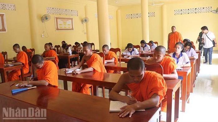 Lớp học chữ Khmer hè tại chùa ThLốt, xã Nhị Trường, tỉnh Vĩnh Long. (Ảnh: MINH KHỞI)