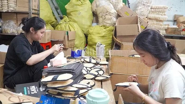 Công nhân gia công sản phẩm tại "Làng Mướp". (Ảnh: HỮU NGHĨA)