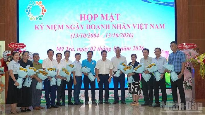 Lãnh đạo phường Mỹ Trà tặng hoa doanh nhân đóng góp an sinh xã hội cho địa phương nhân Ngày Doanh nhân Việt Nam.