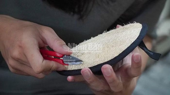 Công nhân tại "Làng Mướp" tỉ mỉ trong từng khâu sản xuất. (Ảnh: HỮU NGHĨA)