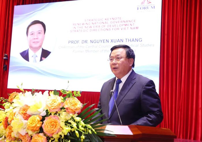 Giáo sư, Tiến sĩ Nguyễn Xuân Thắng, nguyên Ủy viên Bộ Chính trị, Chủ tịch Hội đồng Lý luận Trung ương phát biểu tham luận.