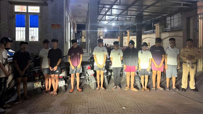 Hành vi vi phạm pháp luật về trật tự an toàn giao thông của thanh, thiếu niên tiềm ẩn nguy cơ cao gây tai nạn giao thông và ảnh hưởng an toàn của người tham gia giao thông. (Ảnh: Công an Nghệ An)