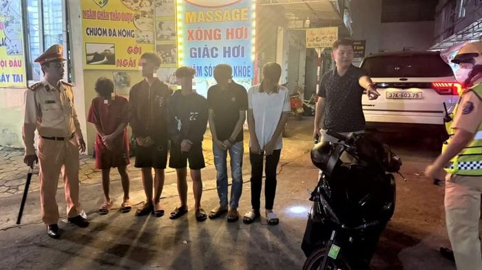 Các thanh, thiếu niên vi phạm pháp luật về trật tự an toàn giao thông bị phát hiện, bắt giữ, xử lý. (Ảnh: Công an Nghệ An)