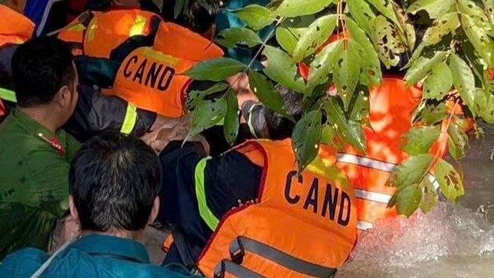 Lực lượng chức năng cứu nạn nhân. (Ảnh: Công an cung cấp)