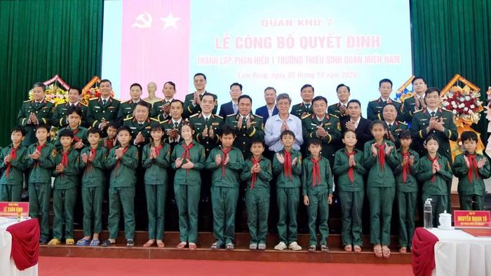 Đại biểu cùng các em học sinh tại Lễ công bố thành lập phân hiệu 1 Trường Thiếu sinh quân miền nam tại Lâm Đồng. (Ảnh: CTV)