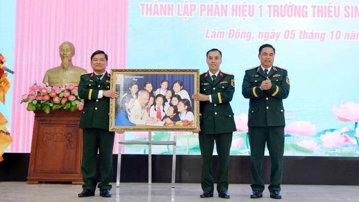 Thiếu tướng Lê Xuân Bình trao quà Quân khu 7 tặng phân hiệu 1 Trường Thiếu sinh quân miền nam tại Lâm Đồng. (Ảnh: CTV)