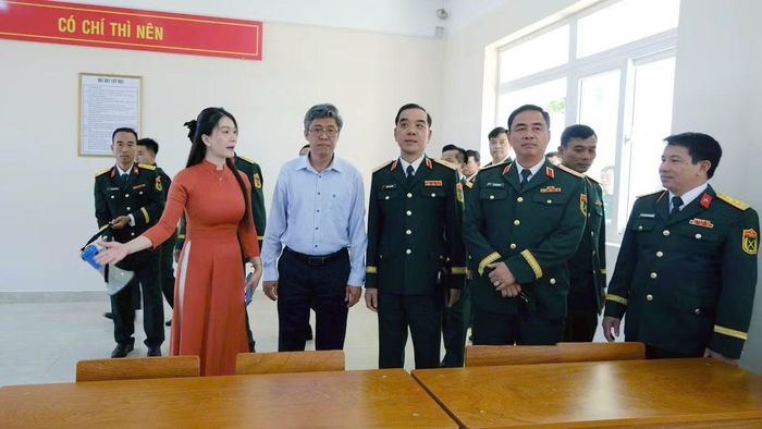 Đại biểu tham quan, kiểm tra cơ sở vật chất phân hiệu 1 Trường Thiếu sinh quân miền nam tại Lâm Đồng. (Ảnh: CTV)