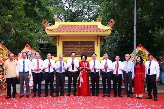 Các đại biểu thực hiện nghi thức gắn biển Di tích cách mạng kháng chiến đình Kim. (Ảnh: VĂN TUYẾN)