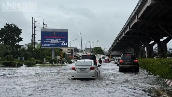 Trận lụt ngày 26/9 tại tỉnh Pathum Thani. (Ảnh: MINH THẮNG)