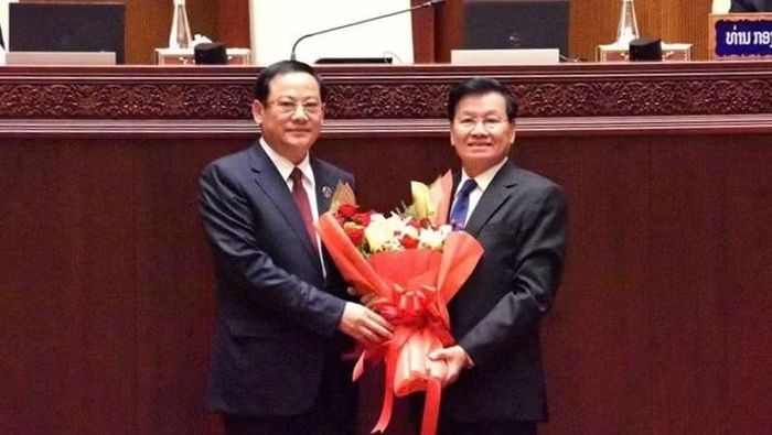 Tổng Bí thư, Chủ tịch nước Lào Thongloun Sisoulith (bìa phải) chúc mừng tân Chủ tịch Quốc hội Lào Sonexay Siphandone. (Ảnh: DUY TOÀN)