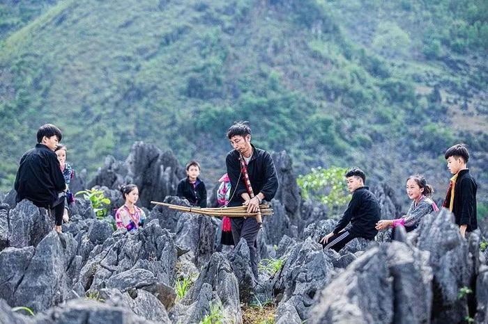 Trong khuôn khổ Ngày hội, có hoạt động trình diễn Khèn Mông được tổ chức tại phố đi bộ Mường Thanh hứa hẹn đem đến cảm nhận mới về loại nhạc cụ độc đáo gắn với dân tộc Mông. (Ảnh: LÊ LAN)