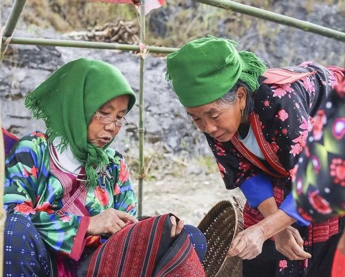 Hoạt động thường ngày của dân tộc Mông tỉnh Điện Biên đem đến nhiều khám phá cho du khách. (Ảnh: LÊ LAN)