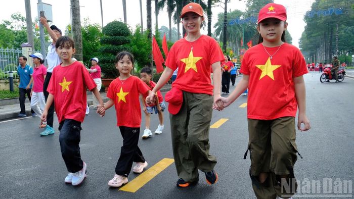 Người dân phường Bình Phước tham gia hoạt động đi bộ "Cùng Việt Nam tiến bước" năm 2026.