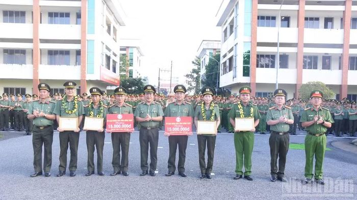Công an tỉnh Đồng Tháp khen thưởng cho các tập thể và cá nhân có thành tích xuất sắc. (Ảnh: LÊ HOÀI)