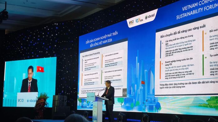 Ông Bùi Minh Giáp, Chuyên gia Kinh tế trưởng Ngân hàng phát triển Châu Á (ADB) tại Việt Nam phân tích sâu những vấn đề có tính nền tảng đối với quá trình chuyển đổi mô hình tăng trưởng của Việt Nam. Ảnh: Nguyễn Hùng