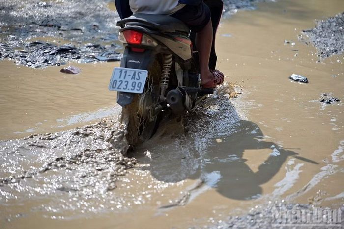 Con đường tới trường của cô Phan Thị Lệ nói riêng và bà con nhân dân địa phương còn rất nhiều khó khăn. (Ảnh: LINH PHAN)
