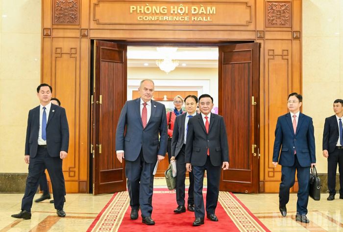Thường trực Ban Bí thư Trần Cẩm Tú và Chủ tịch Đảng Công nhân Hungary Gyula Thurmer. (Ảnh: DUY LINH)