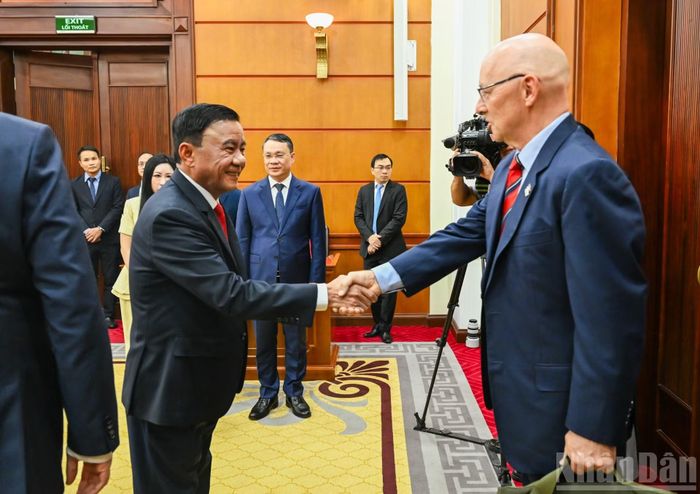 Thường trực Ban Bí thư Trần Cẩm Tú đón Đoàn đại biểu Đảng Công nhân Hungary. (Ảnh: DUY LINH)