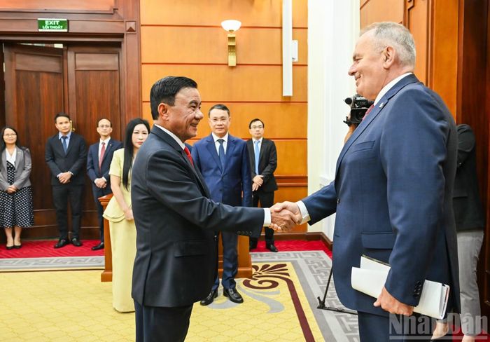  Thường trực Ban Bí thư Trần Cẩm Tú đón Chủ tịch Đảng Công nhân Hungary﻿ Gyula Thurmer. (Ảnh: DUY LINH) 