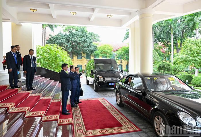  Thường trực Ban Bí thư Trần Cẩm Tú tiễn Chủ tịch Đảng Công nhân Hungary﻿ Gyula Thurmer. (Ảnh: DUY LINH) 