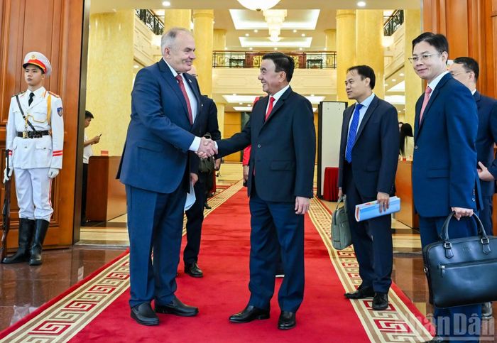 Thường trực Ban Bí thư Trần Cẩm Tú trao đổi với Chủ tịch Đảng Công nhân Hungary Gyula Thurmer. (Ảnh: DUY LINH)