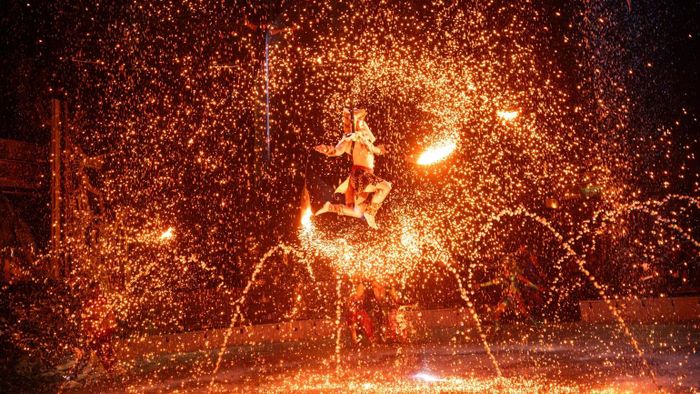 Ánh sáng, nước, âm nhạc và chuyển động của nghệ sĩ cùng tham gia kể chuyện trong vở diễn. (Ảnh: Ban tổ chức)