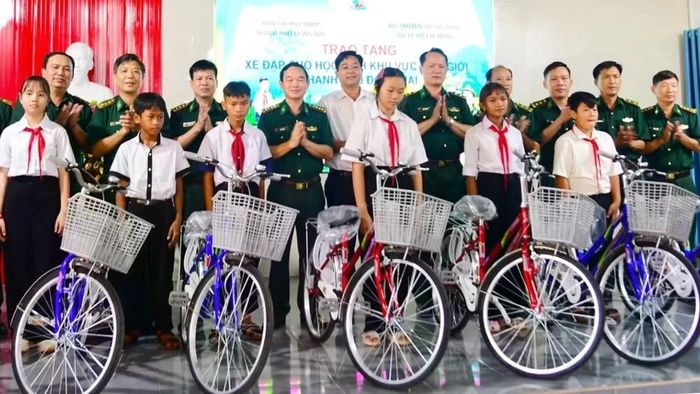 Các em học sinh khu vực biên giới thành phố Đồng Nai được lực lượng Bộ đội Biên phòng tặng 50 xe đạp. (Ảnh: HT)