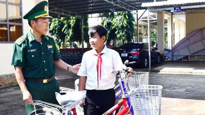 Các em học sinh có hoàn cảnh khó khăn nhận xe đạp từ Bộ đội Biên phòng thành phố Đồng Nai. (Ảnh: HT)