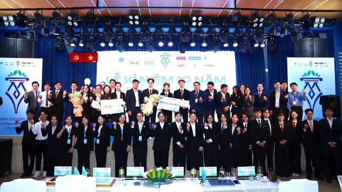 Ban tổ chức trao giải cho các đội xuất sắc Cuộc thi Phiên tòa giả định-VMoot cấp quốc gia năm 2026 (Ảnh: ULAW)
