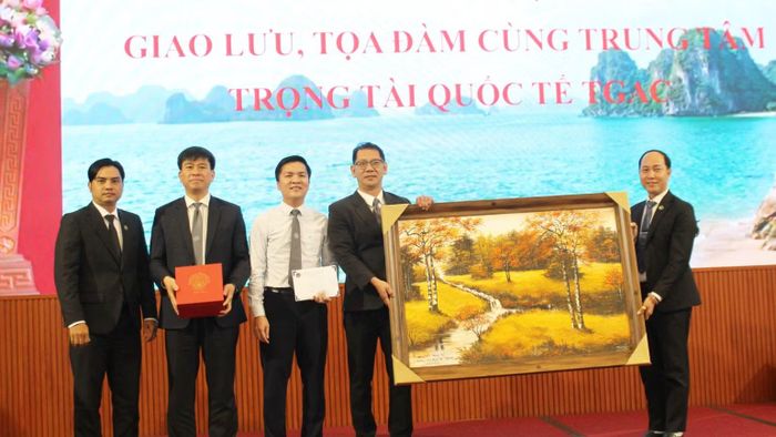 Các đơn vị giao lưu trong ngày lễ. (ẢNH: TÍN)
